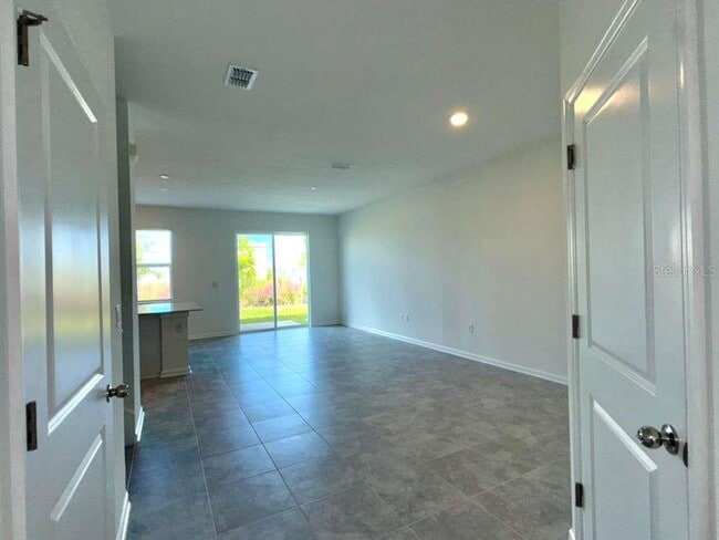 Building Photo - 2473 Skyline Lp