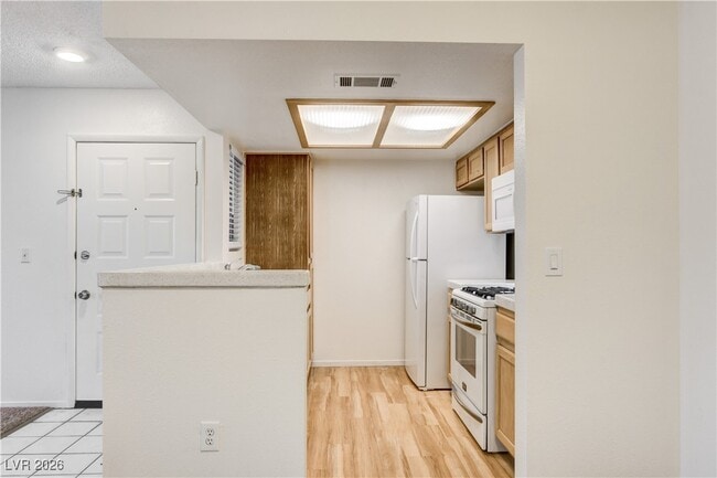 Building Photo - 7100 W Pirates Cove Rd