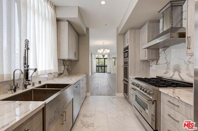 Building Photo - 323 N Palm Dr