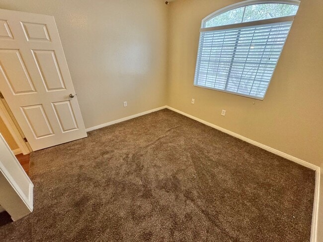 Building Photo - SPACIOUS 3 BEDROOM 2 FULL BATH CONDO IN GA...