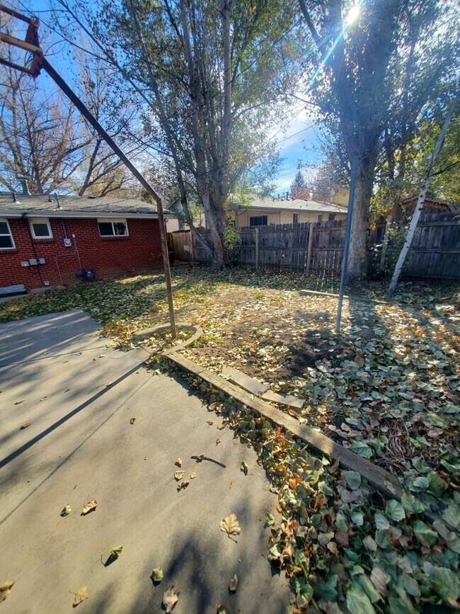 Building Photo - Spacious Ranch Style 4 BR Available in Aug...