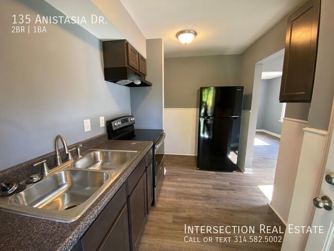 Building Photo - 135 Anistasia Dr