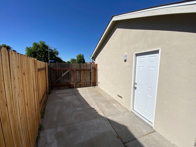 Building Photo - Renovated 3 Bed 1 Bath Home near Bradshaw and highway 50 in Rancho Cordova