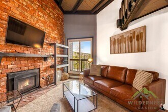 Building Photo - Treehouse Condo - 3rd floor Modern 2 Bedro...