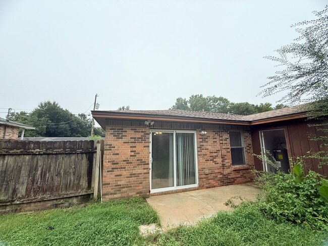 Building Photo - Spacious Triplex - Water Included