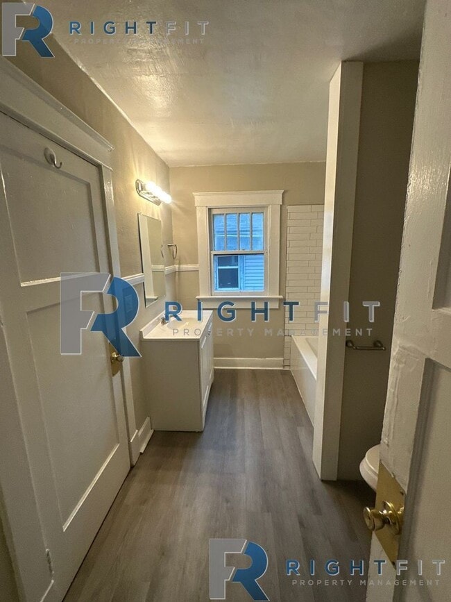 Building Photo - Newly Renovated Home in Dayton!