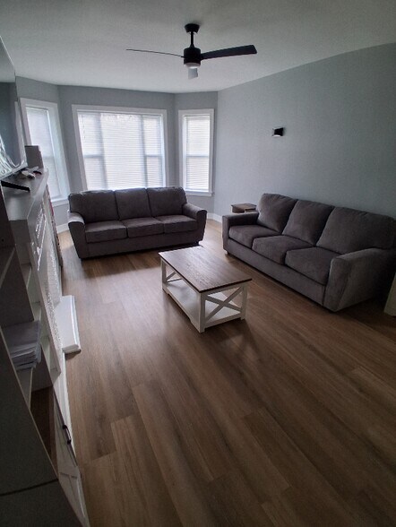 Building Photo - 3422 W Dickens Ave