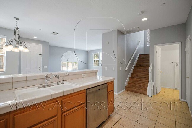 Building Photo - 3 Bed / 2.5 Bath Townhome | Open Layout + Modern Finishes