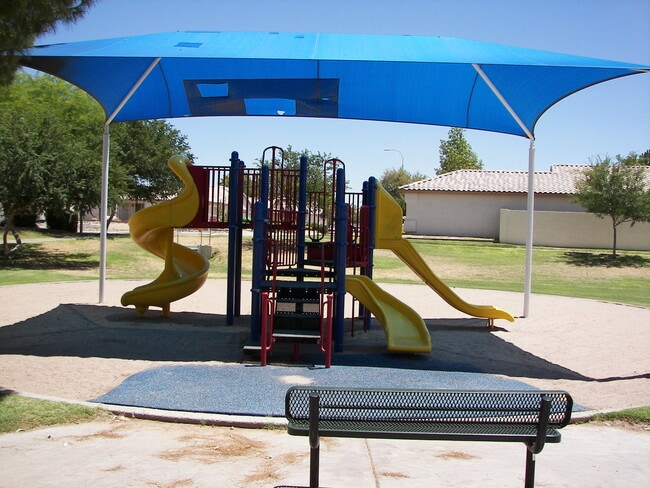 Building Photo - GREAT LOCATION WITH A COMMUNITY POOL