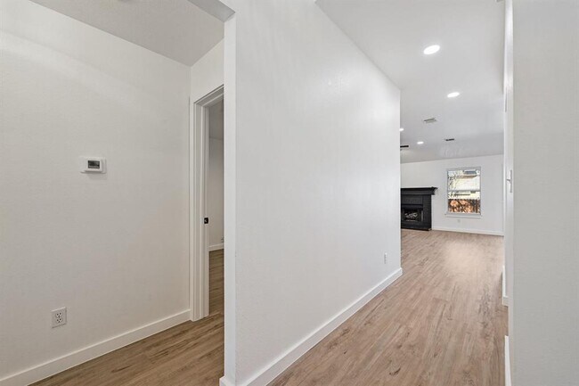 Building Photo - 2738 Winding Brook Dr