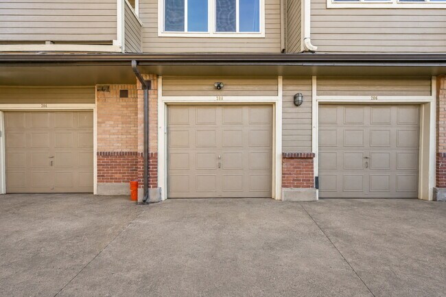 Building Photo - Beautiful Remodeled 2 Bedroom/2 Bathroom Condo is DTC!