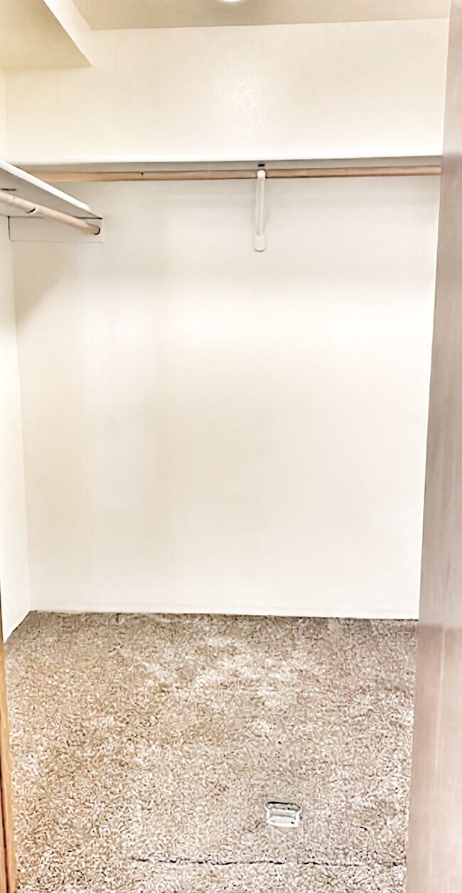 Building Photo - Charming 2 bedroom 1 bath townhome available!