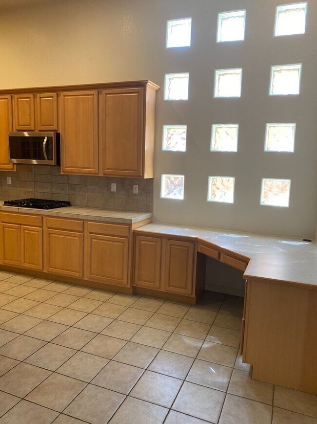 Building Photo - Beautiful 4 bedroom 3.75 bath in gated com...