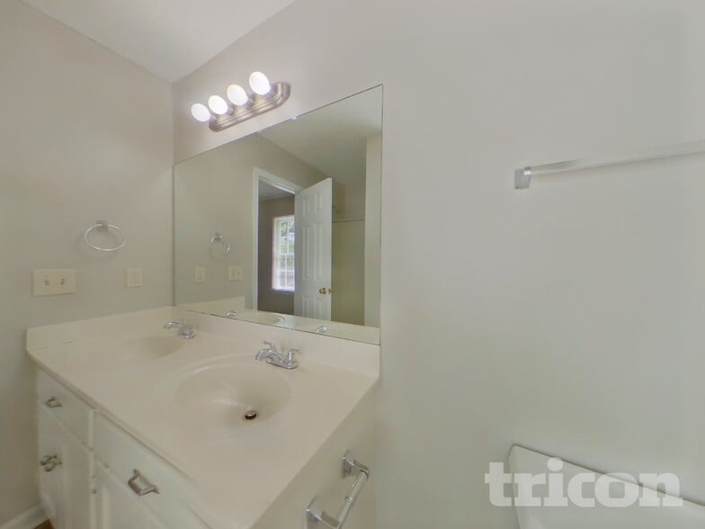 Building Photo - 5450 Bridle Dr