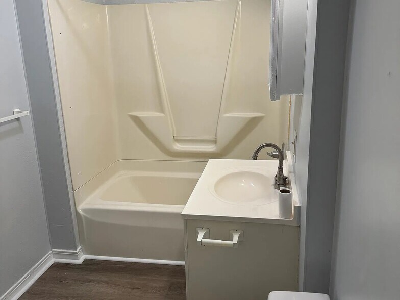 Building Photo - 7 Cross St