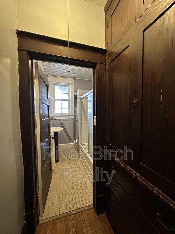 Building Photo - 619 S 5th St