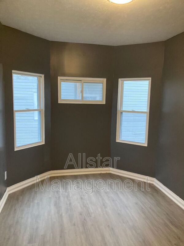 Building Photo - 760 W 9th St