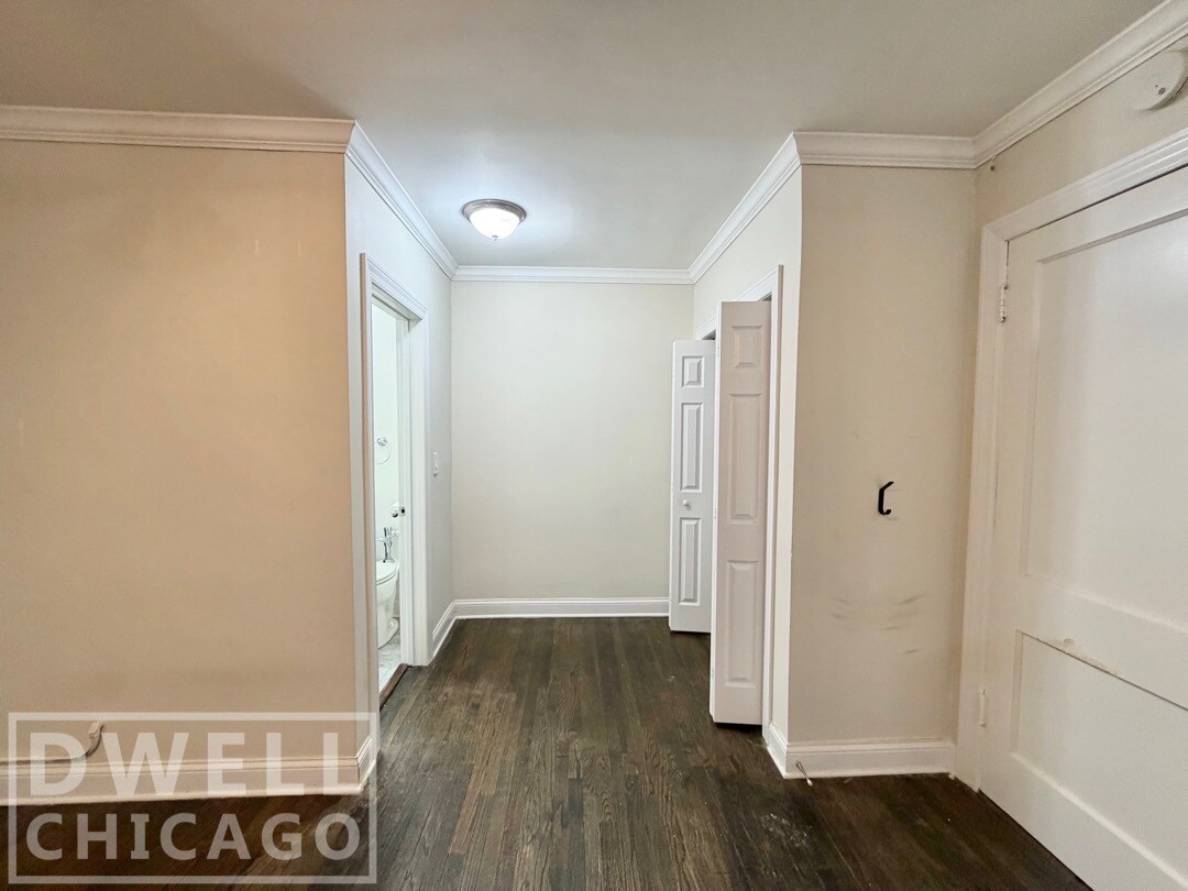 Building Photo - 3333 N Marshfield Ave