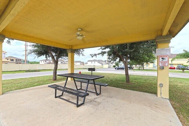 Building Photo - 1000 Ranchway Dr