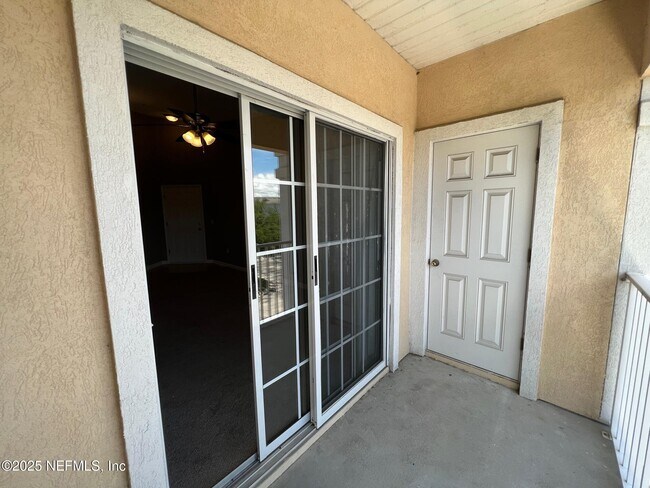 Building Photo - 8210 Green Parrot Rd