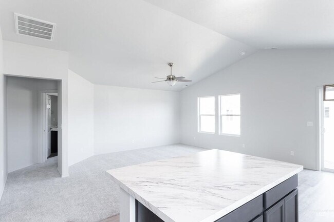 Building Photo - Beautiful Home with Bonus Room!