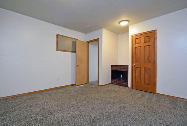 Building Photo - Spacious 3-Bed 1-Bath Unit in Hastings - Available Now!