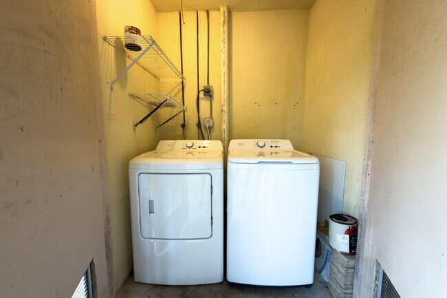 Building Photo - 930 SW 9th St Cir