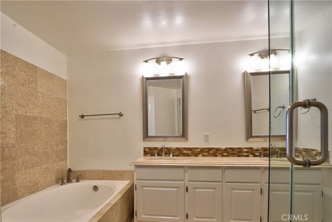 Building Photo - 930 N Doheny Dr