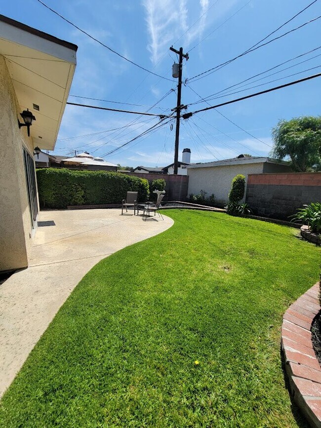 Building Photo - SPACIOUS 3BD/2BA WITH GARAGE, LAUNDRY AND ...