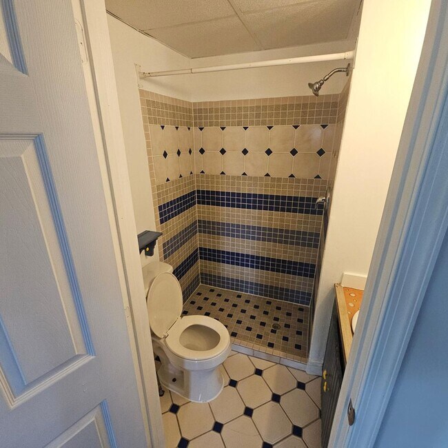 Building Photo - Elegant 5-Bedroom, 4-Bath Home with Expansive Living Spaces