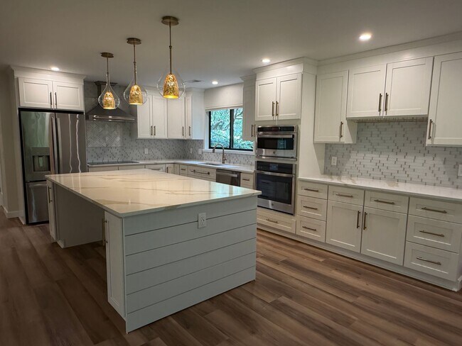 Building Photo - Stunning Remodeled One-Story Home - Port Royal Plantation