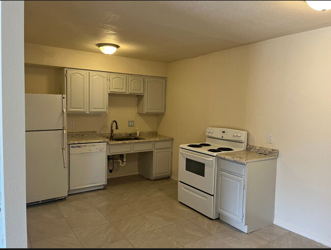 Kitchen - 401 12th Ave SE # 306