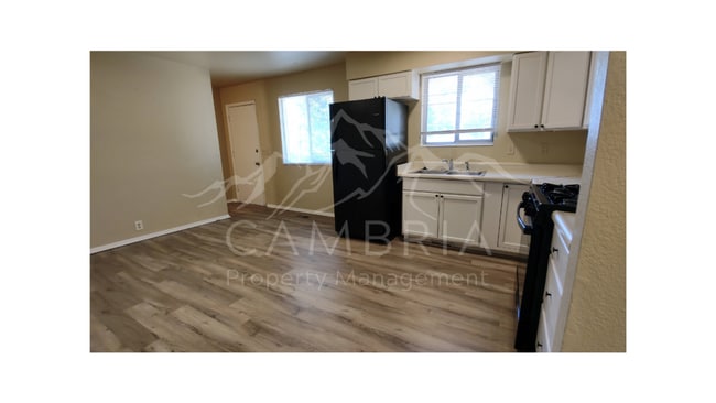 Building Photo - Roomy 4 Bedroom Rambler with additional bo...
