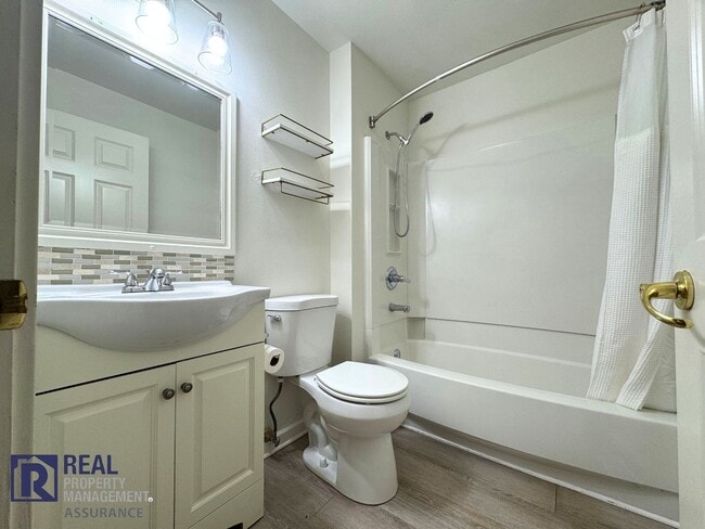 Building Photo - Charming 3BR/2BA End Unit Townhome-Now Available!!