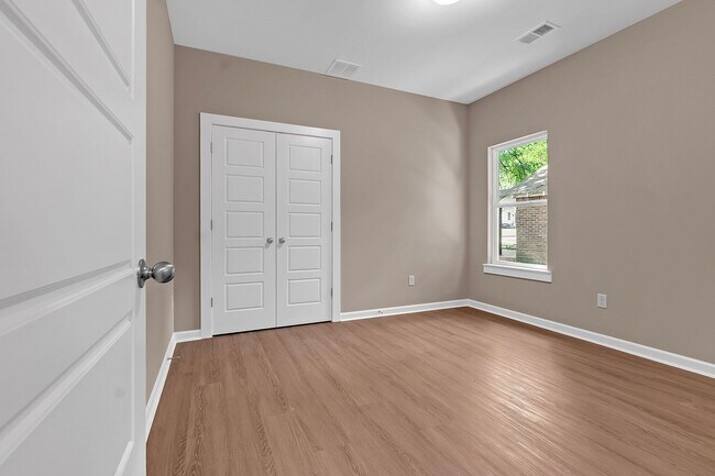 Building Photo - 557 Lundee St
