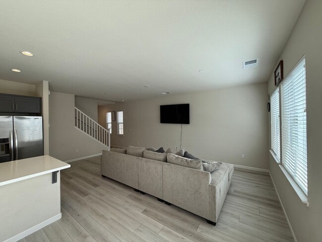 Building Photo - Two story home located in Sylvan School District!