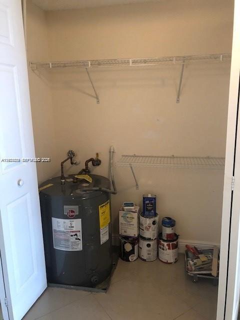 Building Photo - 10187 Twin Lakes Dr