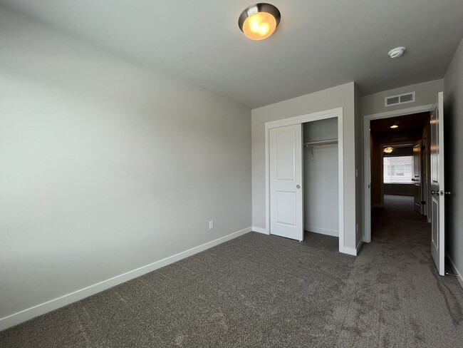 Building Photo - Beautiful Newer Construction 4 Bedroom Forest Grove Home with Open Layout, Quartz Kitchen & Moder...