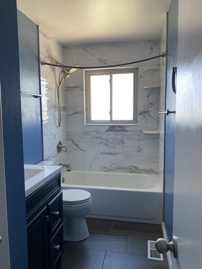 Building Photo - Nokomis - 4 Bedroom