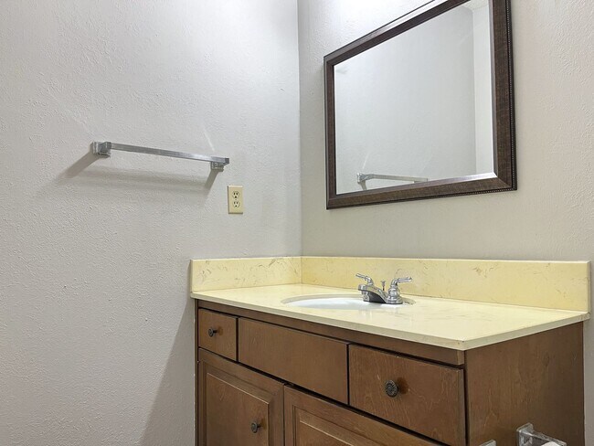 Building Photo - Convenient location close to shopping and Hwy 6!