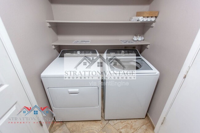 Building Photo - 944 W Meseto Ave