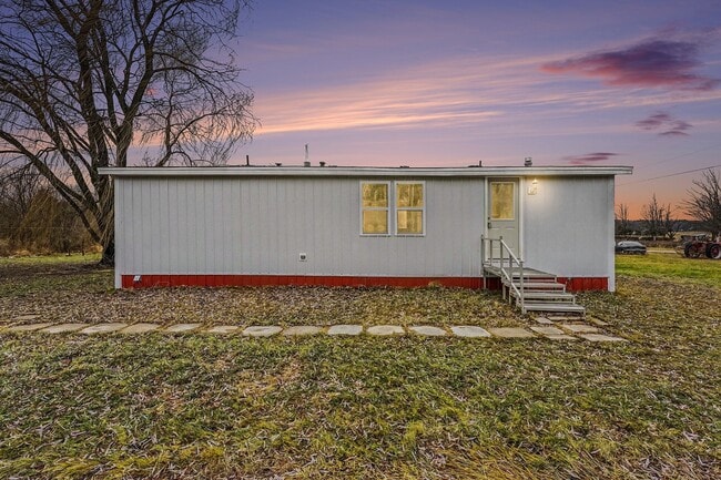 Building Photo - 4639 N Vickeryville Rd