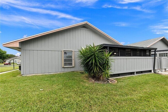 Building Photo - 4047 NW Cinnamon Tree Cir