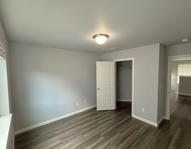 Building Photo - 4 bedroom 2.5 bathroom home in the heart o...