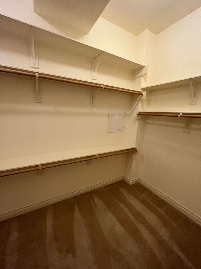 Building Photo - Wonderful 4/3.5 Townhome