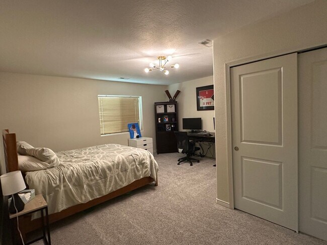 Building Photo - Beautiful 5 bedroom ranch home in (D49)