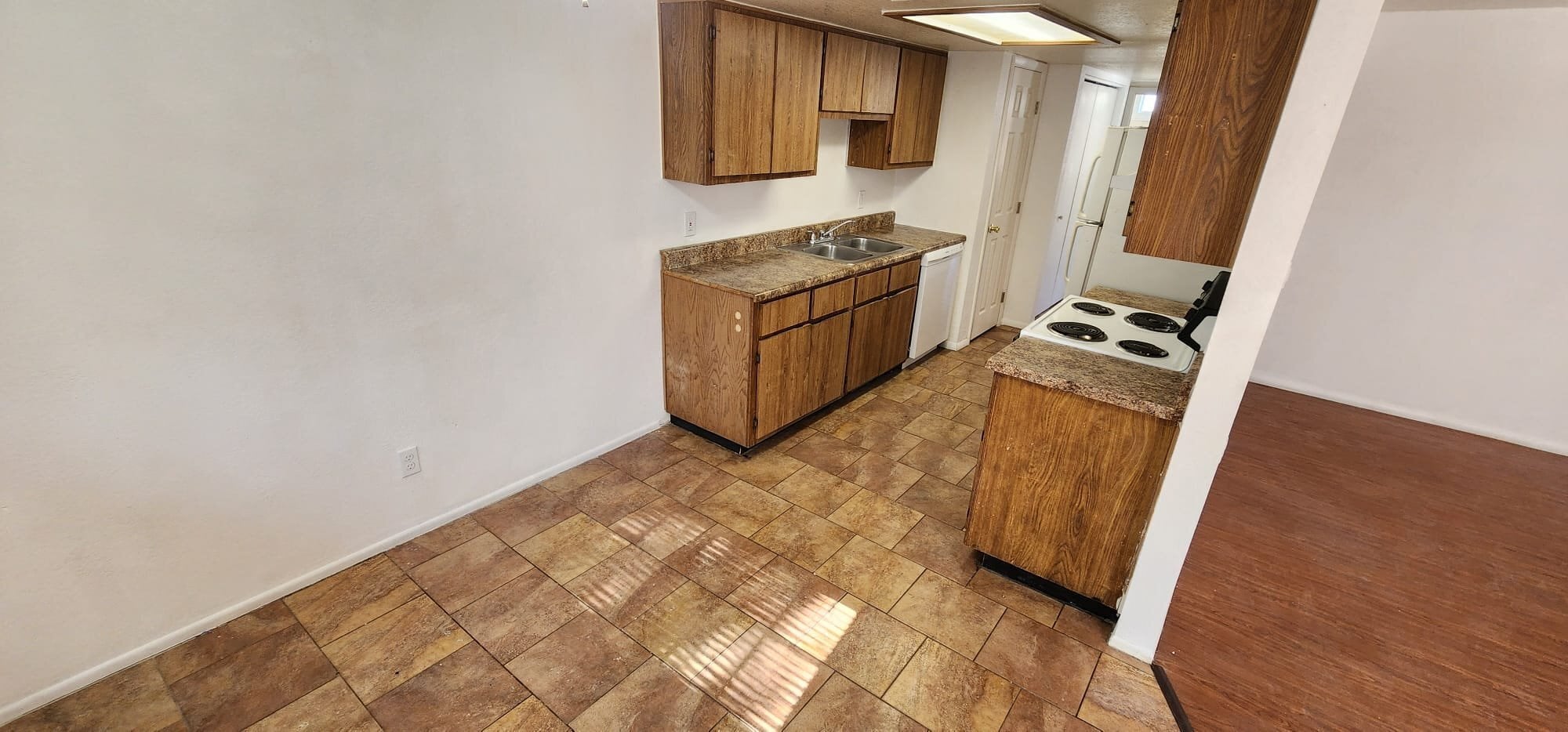 Building Photo - 578 W 18th Ave