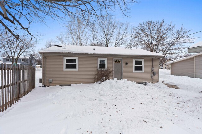 Building Photo - 1045 Green Acres Ln