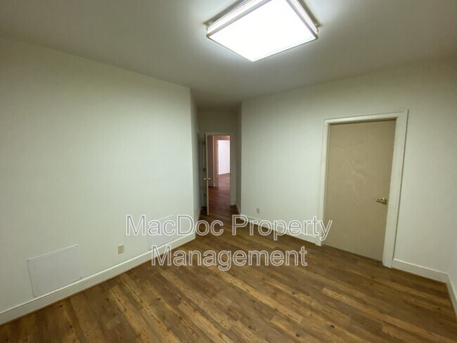 Building Photo - 11225 N Club Dr