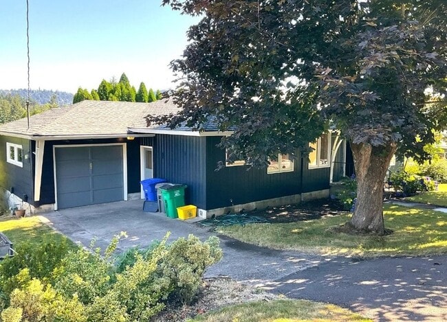 Building Photo - Charming Maplewood SFH with garden beds, fruit trees and finished basement